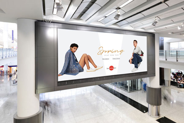 Side View of Horizontal Modern Shopping Mall Digital Advertisement Mockup FREE PSD
