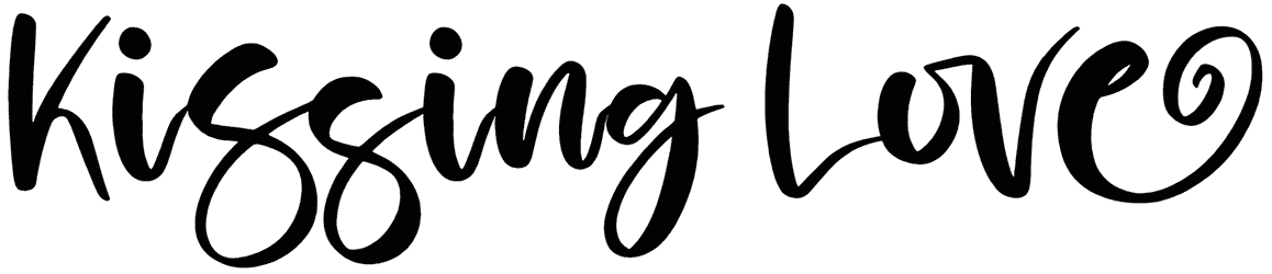 Kissing Love Font