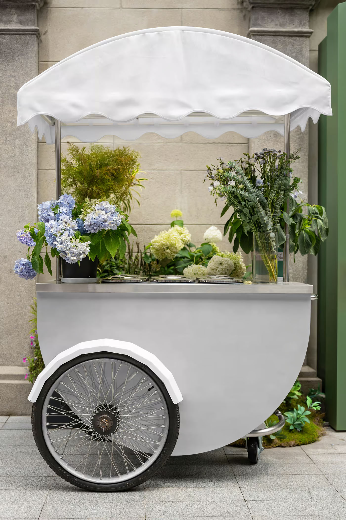 Free Trolley with Flowers Mockup PSD Template