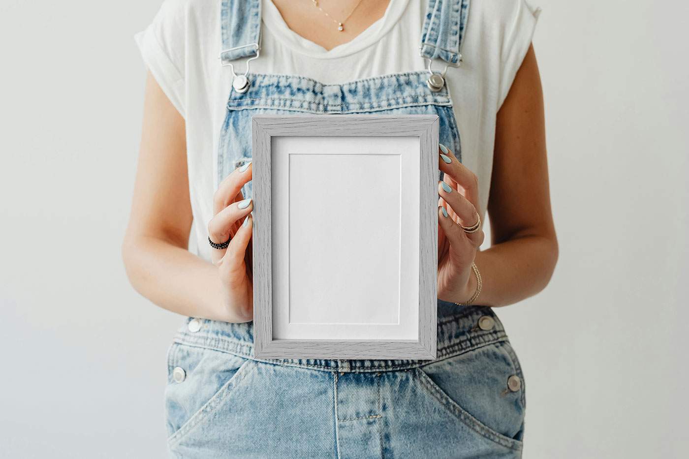 Free Woman Small Picture Frame Mockup PSD Template